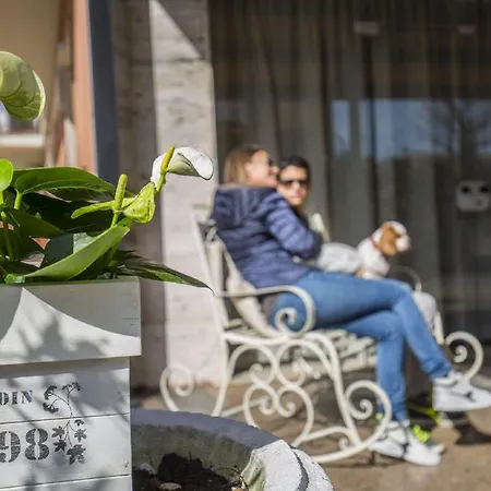 Buena Onda 酒店 佩斯基耶拉德加达